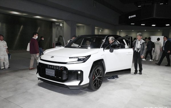 富邦配资 丰田RAV4 PHEV GR-S实拍：首发第六代THS系统，同级动力最强SUV！